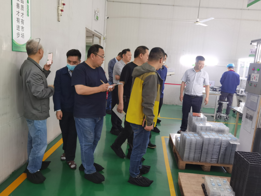 ?？蛋踩珯z查組到鳳凰新能源進(jìn)行安全檢查